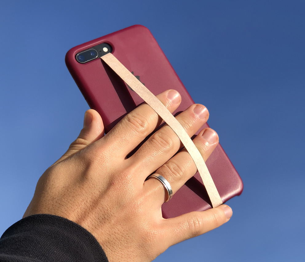 fita celular kraft segurando