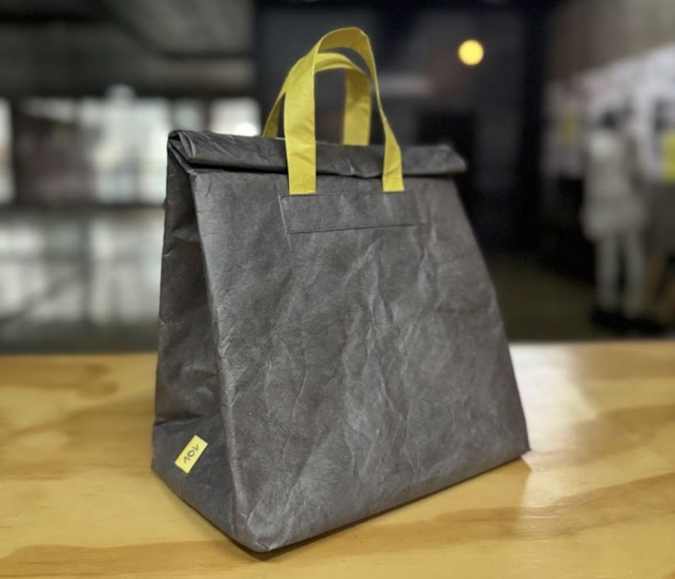 foto real lancheira preta com alca