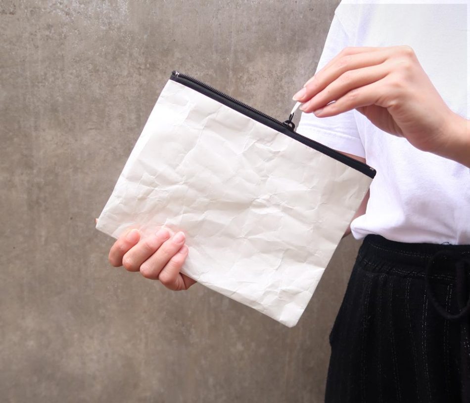 necessaire-branquinha-segurando-2 necessaire-branquinha-segurando-2