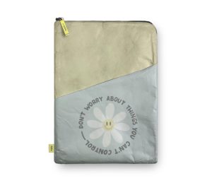 capa-notebook-pro-margarida-otimista-capa-note-ziper-frente capa-notebook-pro-margarida-otimista-capa-note-ziper-frente