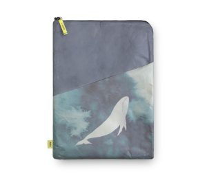 capa-notebook-pro-baleia-com-fundo-aquarela-estela-miazzi-capa-note-ziper-frente capa-notebook-pro-baleia-com-fundo-aquarela-estela-miazzi-capa-note-ziper-frente