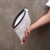 necessaire-temp-segurando-1 necessaire-temp-segurando-1