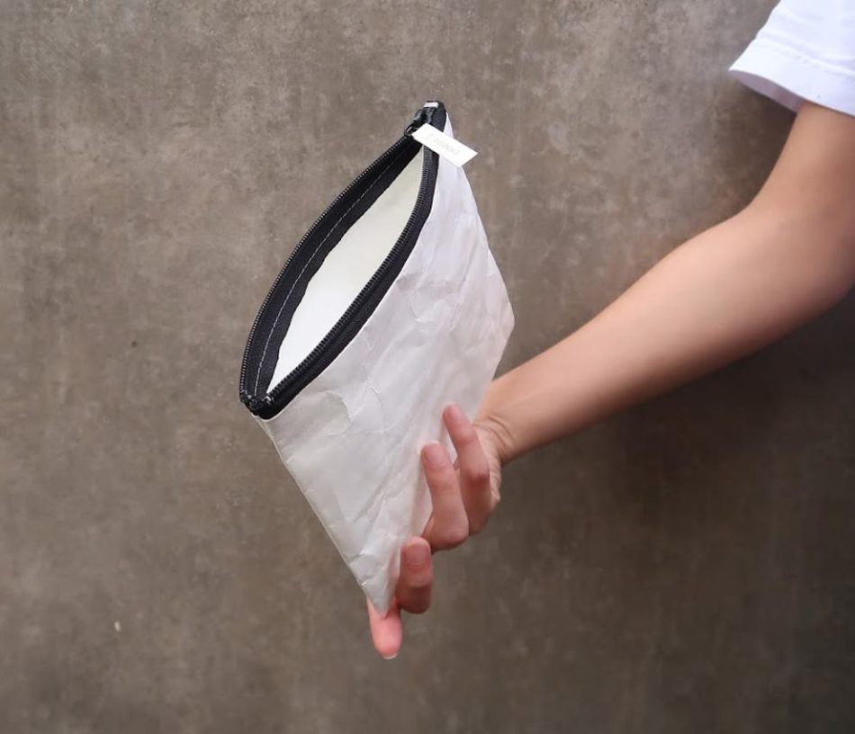 necessaire-temp-segurando-1 necessaire-temp-segurando-1